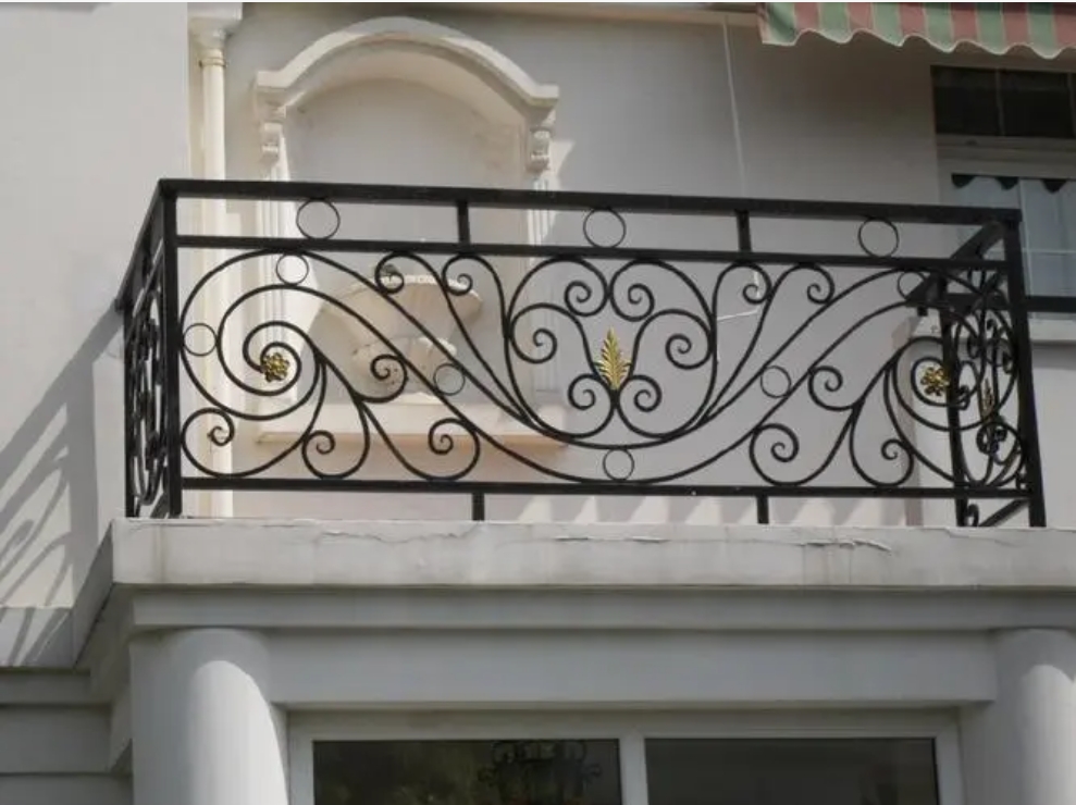 Various Forms of Wrought Iron Fences Are Welcomed By the Market